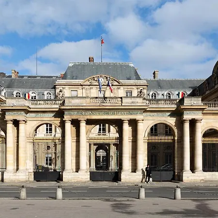 Louvre Living Apartment